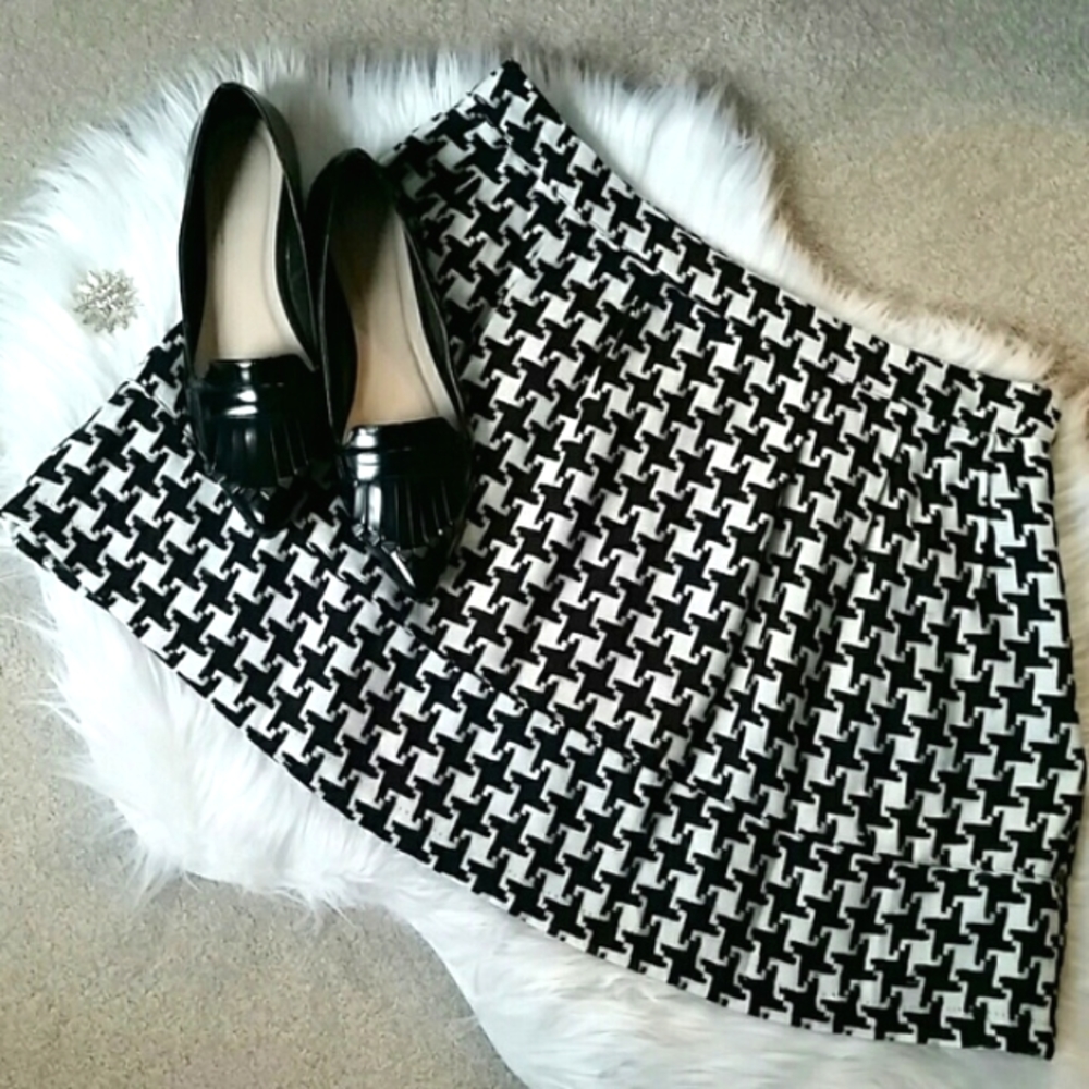 Houndstooth Pleated Mini Skirt